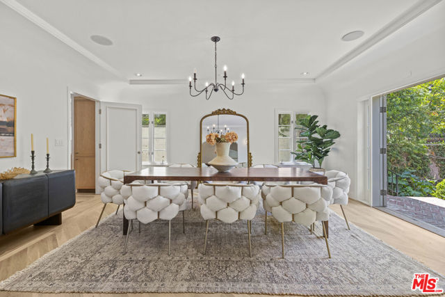 736 S Cloverdale Avenue, Los Angeles CA: https://media.crmls.org/mediaz/4211a77e-5ea3-4b26-b891-91b0b965605c.jpg