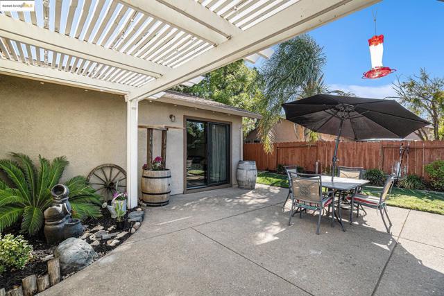 80 Mandeville Ct, Oakley CA: https://media.crmls.org/mediaz/4211cdc2-11ab-4344-9671-5bc44316a80c.jpg