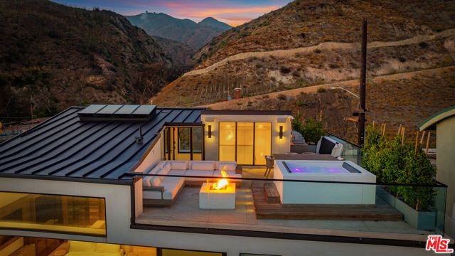 18954 Pacific Coast Highway, Malibu CA: https://media.crmls.org/mediaz/4212a257-6a3f-4fef-b5f7-5096c33e5d33.jpg