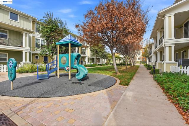 4463 Hyde Cmn, Fremont CA: https://media.crmls.org/mediaz/42131a97-4b9e-4eb7-8fc2-9581dfdcaad8.jpg