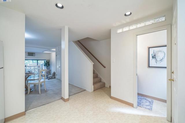8985 Alcosta Blvd, San Ramon CA: https://media.crmls.org/mediaz/4213e216-2700-43c7-8458-bbb198bcbd26.jpg