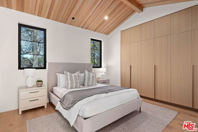 4445 Van Noord Avenue, Studio City CA: https://media.crmls.org/mediaz/421428f3-855f-4baa-ba3b-58b253308061.jpg