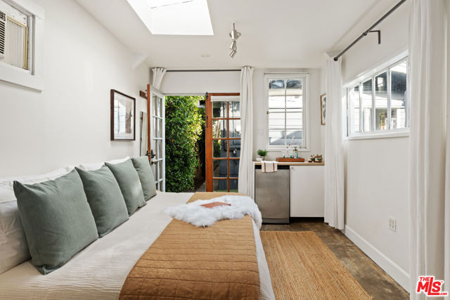 919 Venezia Avenue, Venice CA: https://media.crmls.org/mediaz/4214a052-3fea-4302-8007-a7770fdbaf6d.jpg