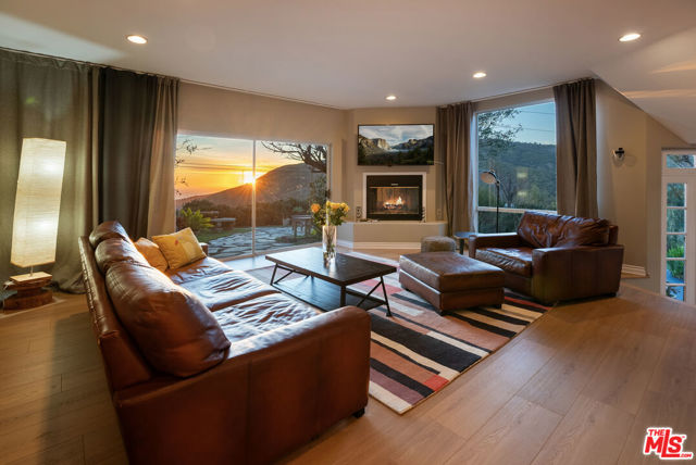 4350 Hillview Drive, Malibu CA: https://media.crmls.org/mediaz/42152675-8e29-4e00-80c0-849735aa63ce.jpg