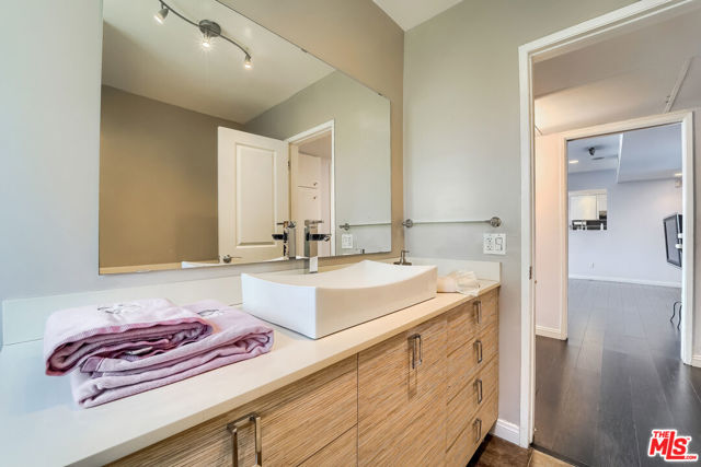 910 S HOLT Avenue, Los Angeles CA: https://media.crmls.org/mediaz/4215497f-e2d0-4ffc-aee8-423606dc4c3e.jpg
