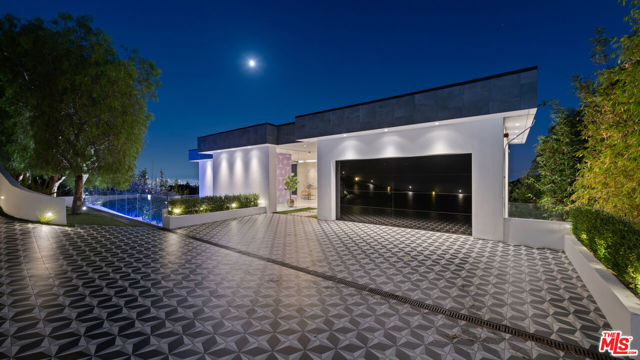 7080 W MULHOLLAND Drive, Los Angeles CA: https://media.crmls.org/mediaz/4215bfa1-2a09-4556-bd77-ece03f000870.jpg