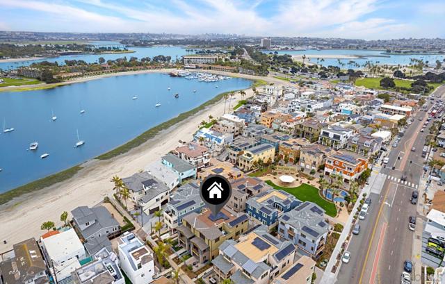 819 Kennebeck Ct, San Diego CA: https://media.crmls.org/mediaz/4215c182-d7b9-416e-ad4d-7ee71f4a46e3.jpg
