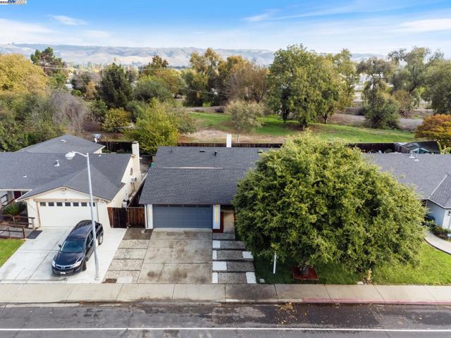31314 San Andreas Dr, Union City CA: https://media.crmls.org/mediaz/4216c88e-b28e-4b41-a9b4-7bc142c6ff3f.jpg