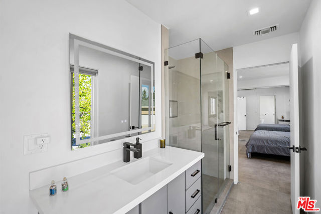 3585 Alana Drive, Sherman Oaks CA: https://media.crmls.org/mediaz/42179bc1-1427-4e30-b971-1ae8bc2d7a29.jpg