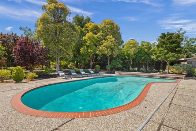 14228 Amherst Court, Los Altos Hills CA: https://media.crmls.org/mediaz/42192cb9-eafc-4eb8-be86-dbe44fd9ca17.jpg