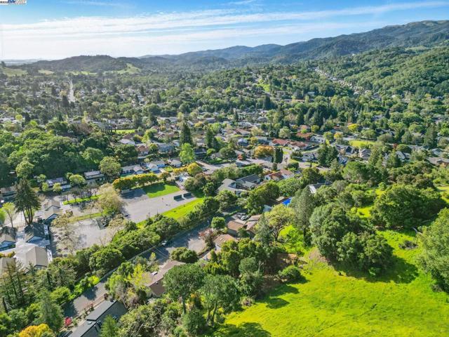 35 San Joaquin Pl, Novato CA: https://media.crmls.org/mediaz/42196a8d-f635-4c7f-8e65-3ea2bcd7fea1.jpg