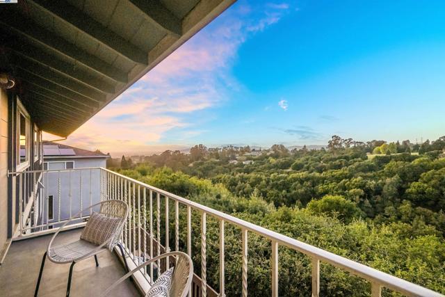 3218 Oakes Dr, Hayward CA: https://media.crmls.org/mediaz/4219b045-de5c-4442-9bf1-d0bb13296a1c.jpg