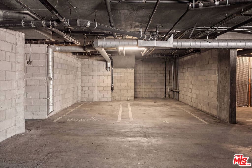 https://media.crmls.org/mediaz/4219c87e-19d6-4425-8b41-3d6ed689591e.jpg?preset=X-Large