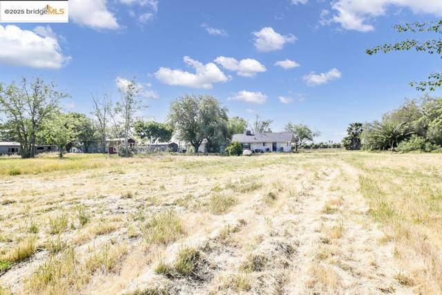 26893 Marsh Creek Rd, Brentwood CA: https://media.crmls.org/mediaz/421a22dd-a957-4d37-88f7-47cf589d3c21.jpg