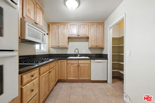 4810 Hollow Corner Road, Culver City CA: https://media.crmls.org/mediaz/421a3f25-92d3-44e0-addc-4c6b88599504.jpg