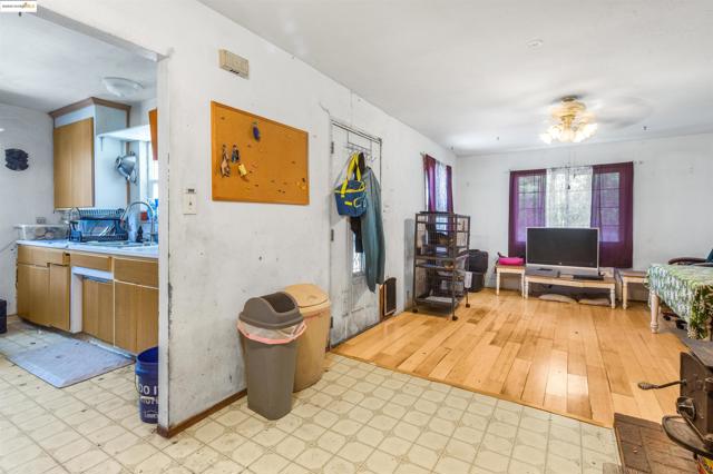 832 W 11Th St, Antioch CA: https://media.crmls.org/mediaz/421c4672-6049-4071-af6a-bff6e23035c6.jpg