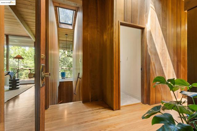 1 Kittiwake Rd, Orinda CA: https://media.crmls.org/mediaz/421d55e9-394b-4432-87cc-7e58e15f24a7.jpg