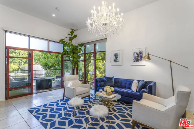8783 Lookout Mountain Avenue, Los Angeles CA: https://media.crmls.org/mediaz/421dc7ed-06f5-4d28-84bd-65089f286b2b.jpg