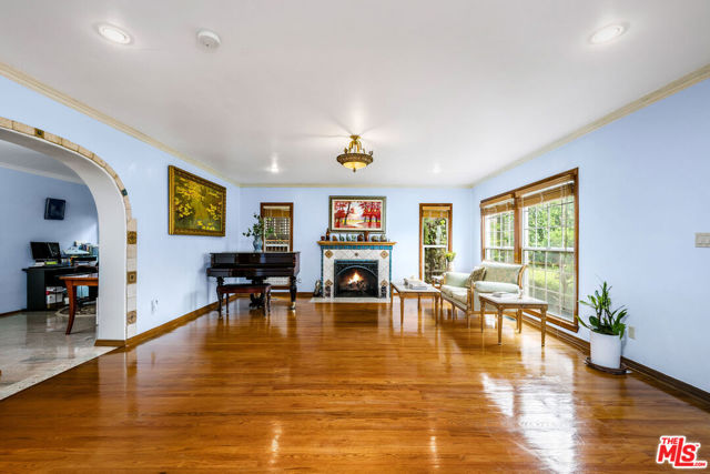 257 S Van Ness Avenue, Los Angeles CA: https://media.crmls.org/mediaz/421dd5d5-ea7a-4c0b-a346-ebb3f4acf53a.jpg