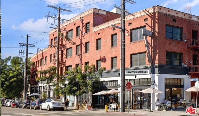 2116 Princeton Avenue, Los Angeles CA: https://media.crmls.org/mediaz/421dfdfa-de4a-45d0-9625-8a7e32bfa01d.jpg
