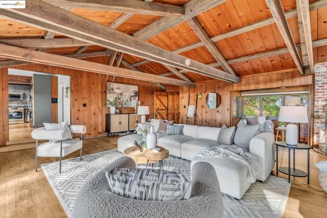 6141 Merriewood Dr, Oakland CA: https://media.crmls.org/mediaz/421e17fa-2d0f-4d4f-8fcc-d613adfb56a8.jpg