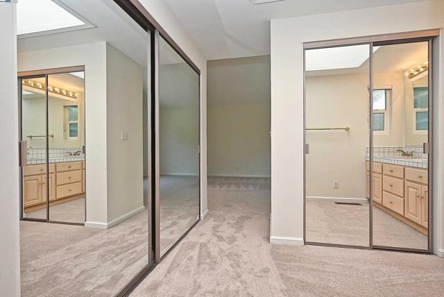 727 Paradise Valley Ct, Danville CA: https://media.crmls.org/mediaz/421edbb0-d2f2-451e-9f44-99c2bb70ddcc.jpg