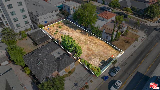 1562 S Fairfax Avenue, Los Angeles CA: https://media.crmls.org/mediaz/421f9189-61cc-46c6-a618-4263b9f55816.jpg
