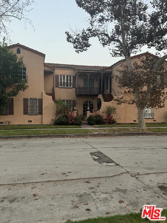 4116 Garthwaite Avenue, Los Angeles CA: https://media.crmls.org/mediaz/421f96ac-0081-4e96-baa1-458314ed302e.jpg