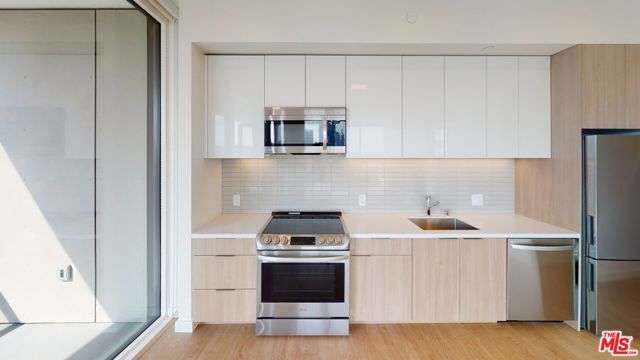11750 Wilshire Boulevard, Los Angeles CA: https://media.crmls.org/mediaz/421fda2f-2ffd-4041-83d0-915d7025610d.jpg