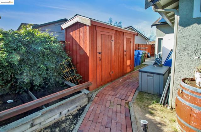 3050 Browning Ct, Brentwood CA: https://media.crmls.org/mediaz/4220e213-6494-43cb-9b77-86110b5ff09b.jpg