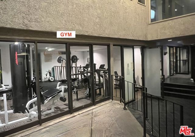 950 N Kings Road, West Hollywood CA: https://media.crmls.org/mediaz/42217041-3c7b-4d98-8ced-e97533cde7f0.jpg