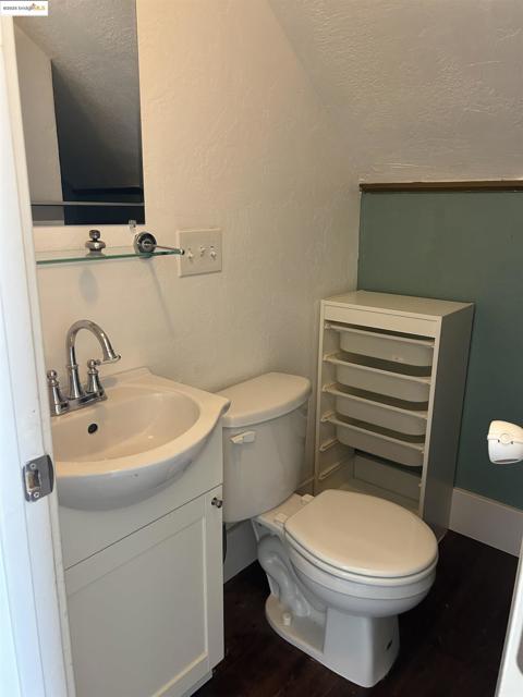 1701 MacArthur Blvd, Oakland CA: https://media.crmls.org/mediaz/42220789-63b7-41bf-ba9e-abeae87895f5.jpg