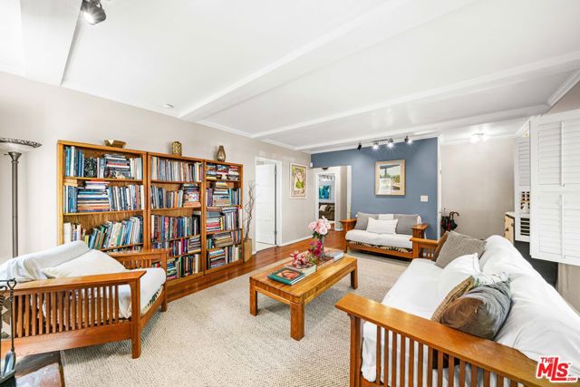 4963 Haskell Avenue, Encino CA: https://media.crmls.org/mediaz/42225ac1-5d5d-451f-9971-a94b3663f785.jpg
