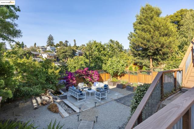700 Longridge Rd, Oakland CA: https://media.crmls.org/mediaz/4223217d-0169-4c73-a825-403ecc3884b1.jpg