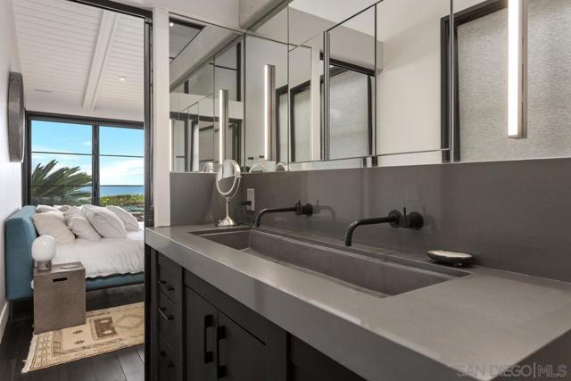 111 Little Orphan Aly, Del Mar CA: https://media.crmls.org/mediaz/42267e21-bb33-4732-93c2-c718602d7422.jpg