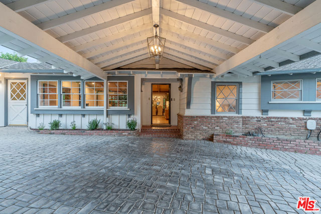 4835 Corbin Avenue, Tarzana CA: https://media.crmls.org/mediaz/4226b35d-7281-468b-8481-8c9324613999.jpg