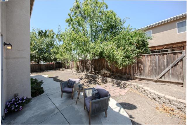 555 Centre Court Dr, Tracy CA: https://media.crmls.org/mediaz/4226ba53-2bc0-4fd4-8025-2a763d1c31e8.jpg