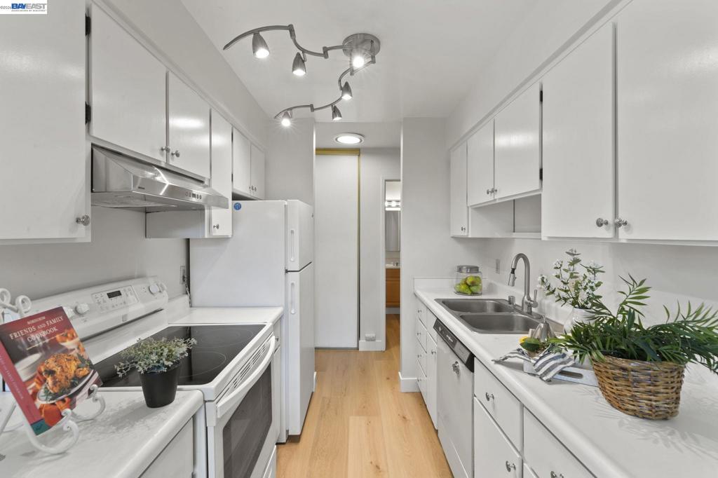 https://media.crmls.org/mediaz/4226fce6-b363-4aec-8f7a-49dd285fc0a4.jpg?preset=X-Large