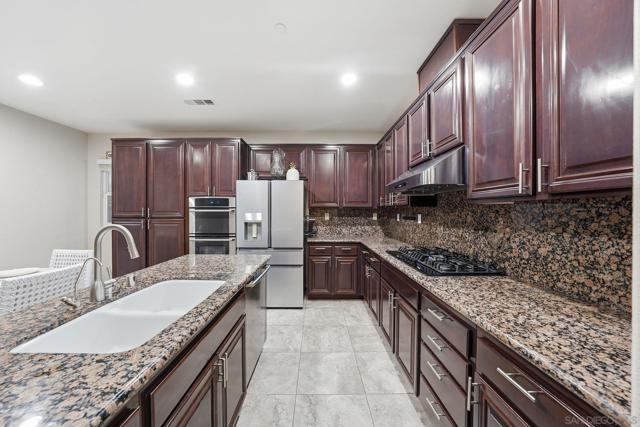 2923 Oro Blanco Cir, Escondido CA: https://media.crmls.org/mediaz/42272b65-02d7-4001-9e6d-bfa7adf3d886.jpg
