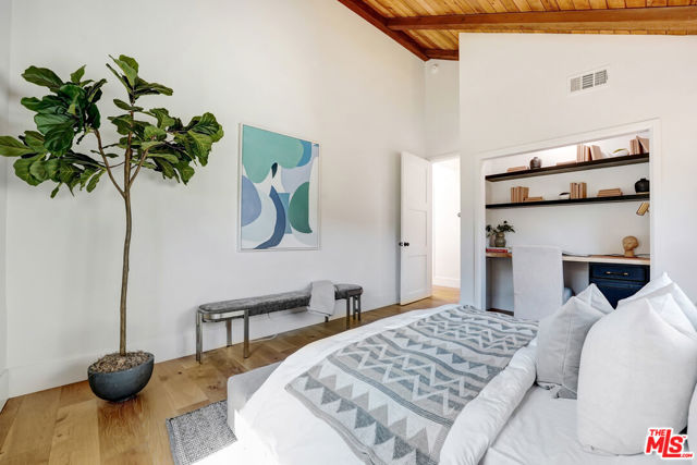 2506 Zorada Drive, Los Angeles CA: https://media.crmls.org/mediaz/4227417d-0008-4582-bbf2-321af49fde59.jpg