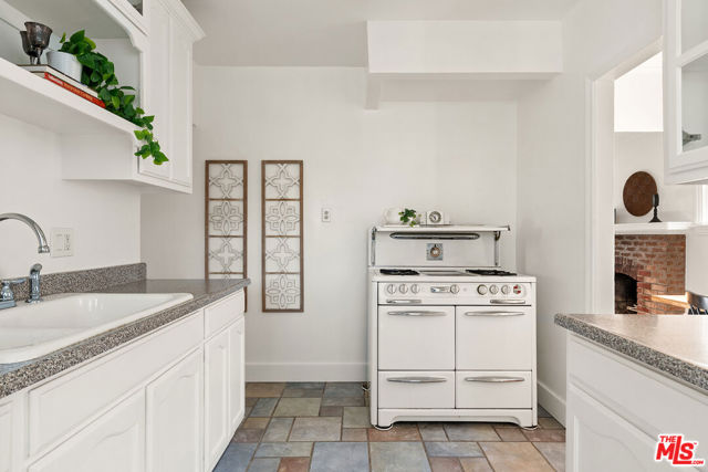 3220 Garden Avenue, Los Angeles CA: https://media.crmls.org/mediaz/4228e4c2-27d7-4dda-93e4-b5707910b39b.jpg