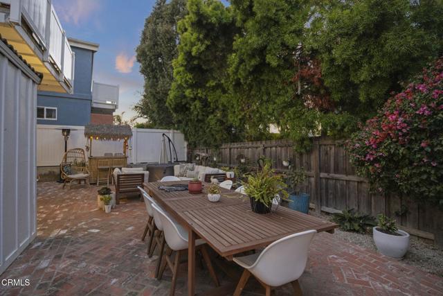 999 Waterbury Lane, Ventura CA: https://media.crmls.org/mediaz/4229f324-a471-4374-9f13-cf41a598ad9a.jpg