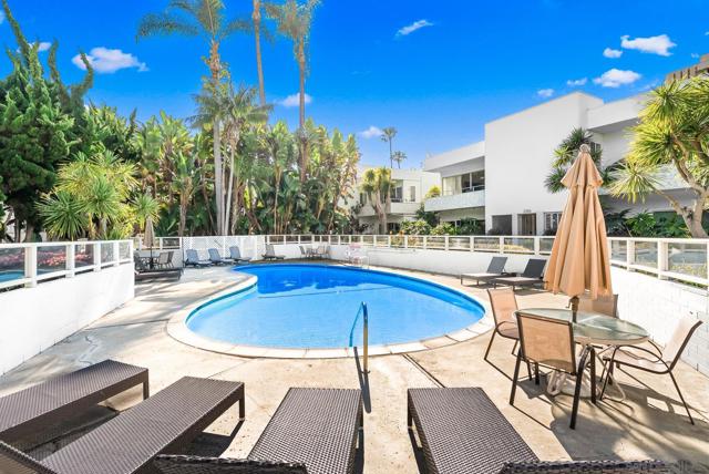 2360 Torrey Pines Rd, La Jolla CA: https://media.crmls.org/mediaz/422a0b1e-0c09-4336-a012-457a9a94c52c.jpg