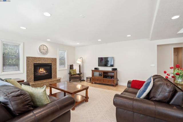 367 Mt Washington Way, Clayton CA: https://media.crmls.org/mediaz/422b52f8-c99c-4806-a771-c6fa560da594.jpg