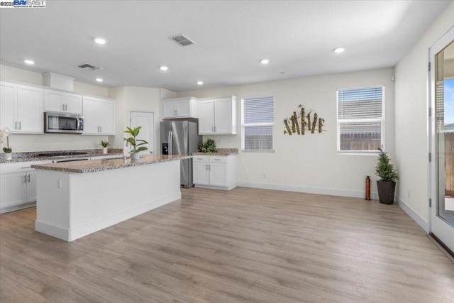 946 Osprey Dr, Lathrop CA: https://media.crmls.org/mediaz/422bab4c-ec65-4cc4-9d8b-d3db7ae8d09f.jpg