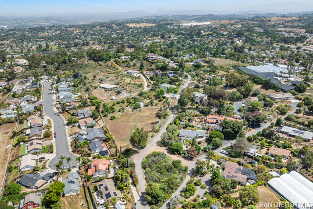 1649 San Luis Rey AVE, Vista CA: https://media.crmls.org/mediaz/422d863b-e792-4ccb-85fe-027bd5c08eed.jpg