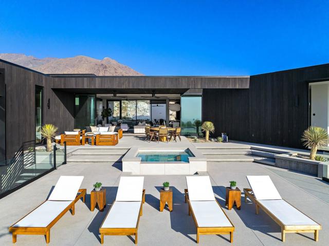 2085 Desert Flower Court, Palm Springs CA: https://media.crmls.org/mediaz/422e7fd6-9ee4-4a64-a6d4-d5ebba609430.jpg
