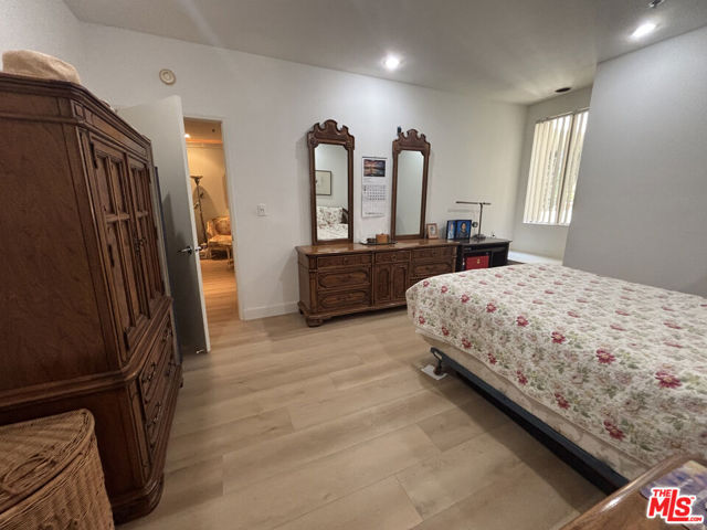 2222 N Beachwood Drive, Los Angeles CA: https://media.crmls.org/mediaz/423043f6-a791-4eb6-b36c-20a9a584d254.jpg
