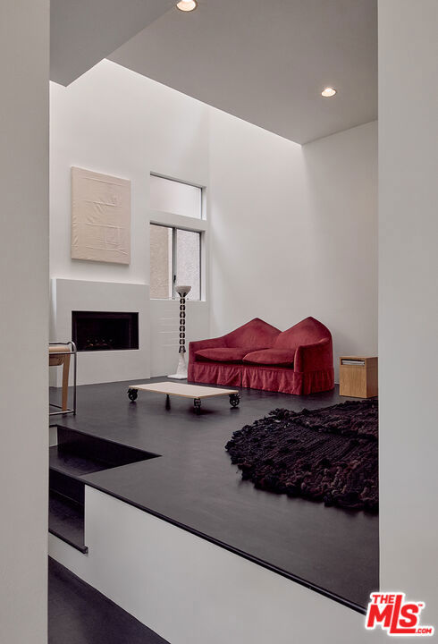 701 Museum Drive, Los Angeles CA: https://media.crmls.org/mediaz/42306abb-cfbf-45e0-98c2-47905345c18b.jpg