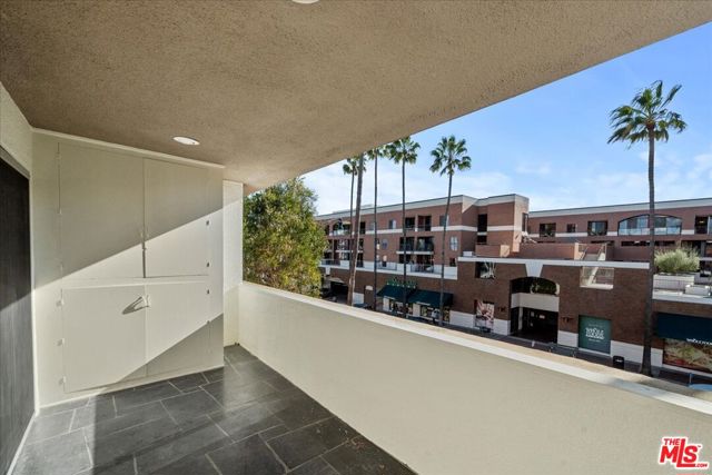 262 N Crescent Drive, Beverly Hills CA: https://media.crmls.org/mediaz/423221b4-b48e-41b0-977d-09d9fc3110b6.jpg